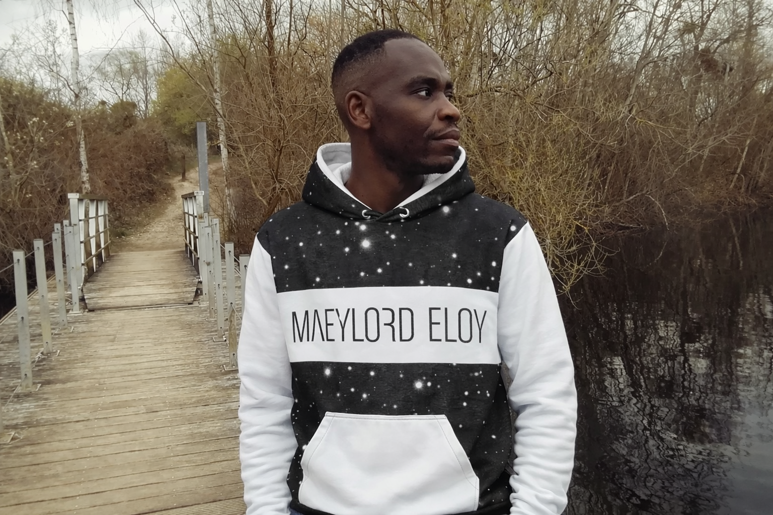 Un homme sur un pont